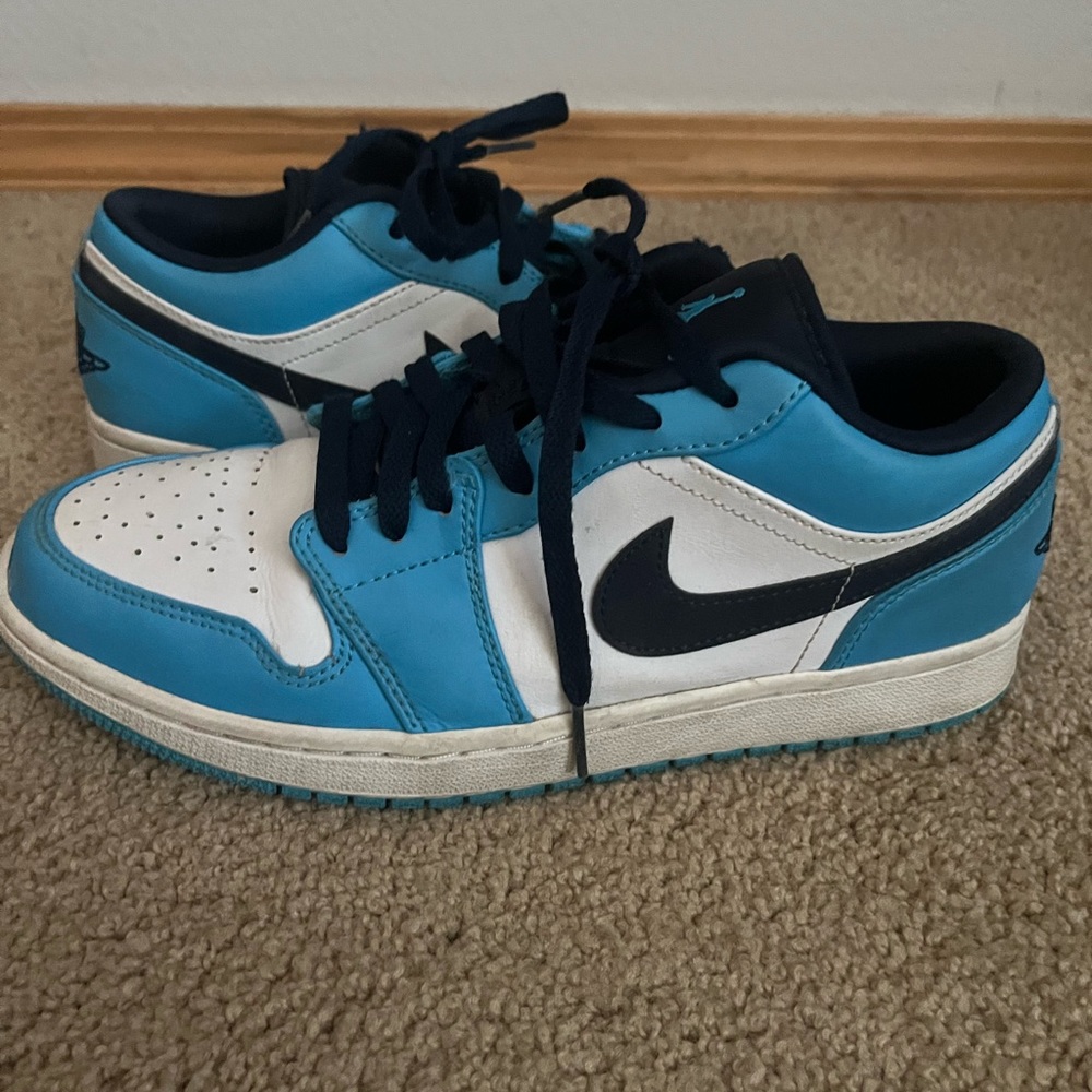 Jordan 1 low UNC size 9 worn I grew out of them shoot me offers
